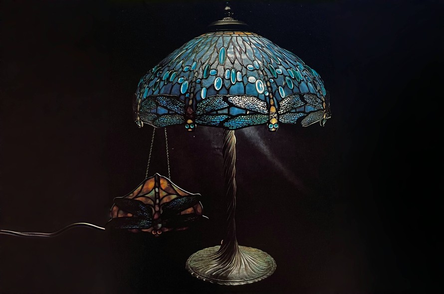 Đèn bàn Dragonfly do bà Clara Driscoll thiết kế. Ảnh: Tiffany Glassware