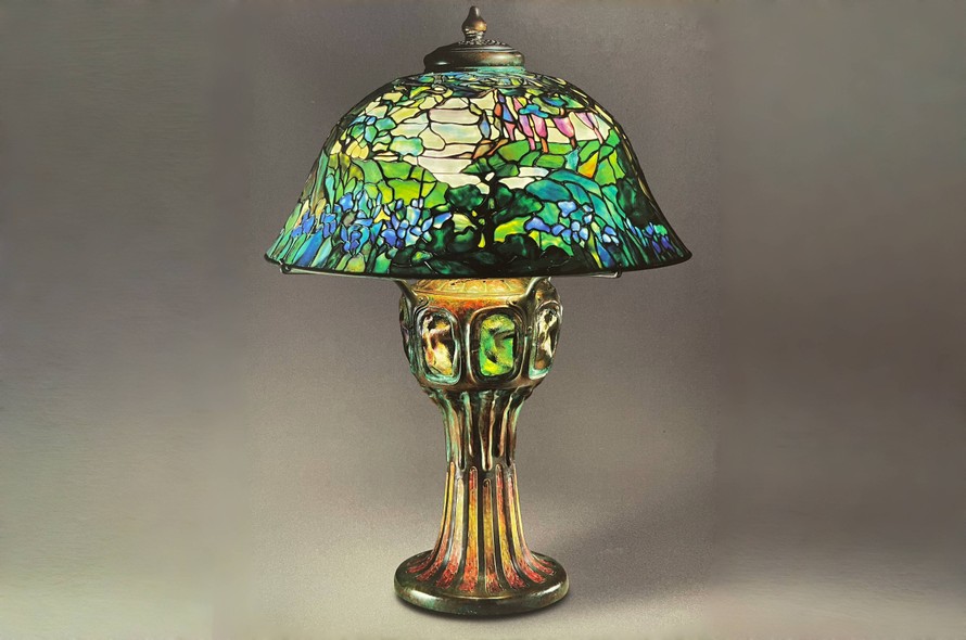 Bức tranh phong cảnh hiếm hoi trên đèn kính màu Tiffany. Ảnh: The Lamps of Louis Comfort Tiffany