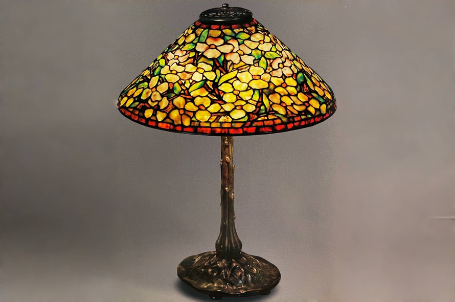 Dấu ấn hoa dương đào trên đèn kính màu Tiffany. Ảnh: The Lamps of Louis Comfort Tiffany