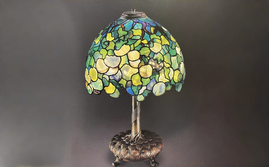 Hoa cẩm tú cầu tuyết ngọt ngào trong ánh đèn kính màu Tiffany. Ảnh: The Lamps of Louis Comfort Tiffany