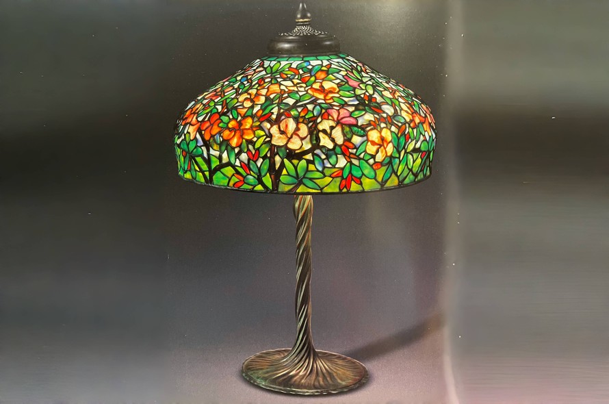 Chiêm ngưỡng ánh sáng lung linh của đèn hoa đỗ quyên Tiffany. Ảnh: The Lamps of Louis Comfort Tiffany