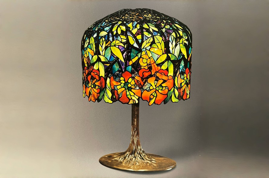 Nét đẹp hoa đăng tiêu trên đèn kính màu Tiffany. Ảnh: The Lamps of Louis Comfort Tiffany