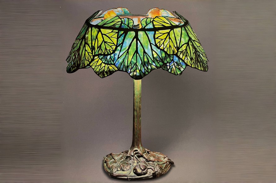 Đèn kính màu Tiffany với họa tiết cây thường xuân. Ảnh: The Lamps of Louis Comfort Tiffany