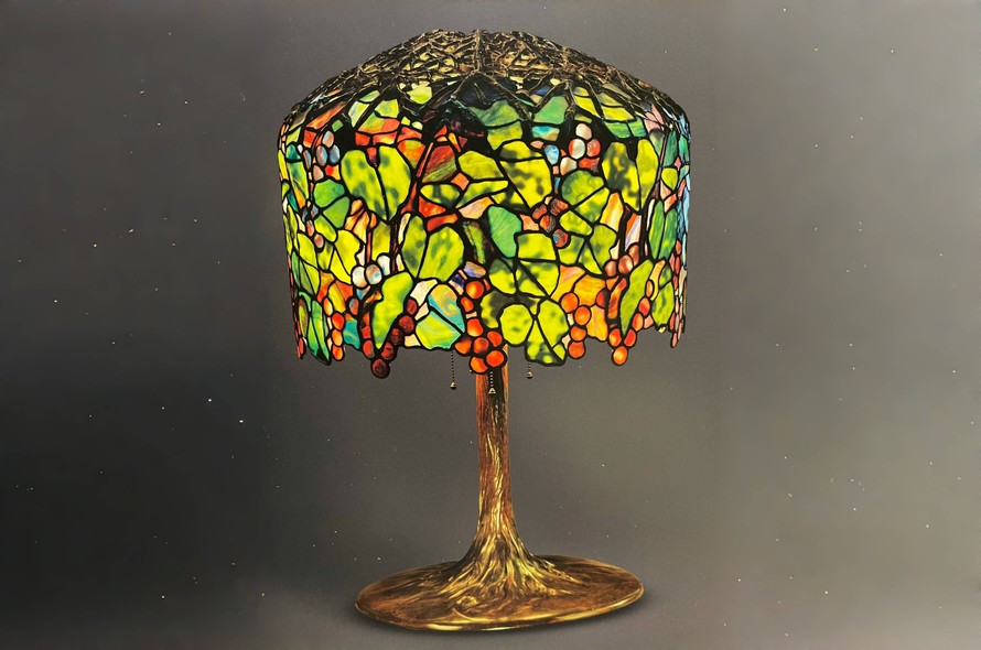 Đèn kính màu Tiffany tỏa sáng qua từng chùm nho. Ảnh: The Lamps of Louis Comfort Tiffany