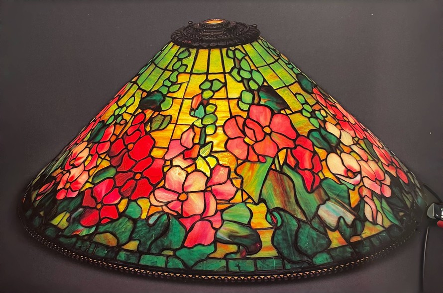 Đèn lồng kính màu Hollyhock. Ảnh: The Lamps of Louis Comfort Tiffany