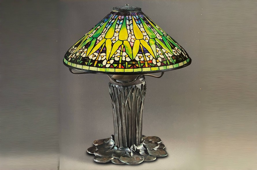 Đèn kính màu Arrowhead: Nét đẹp thầm lặng từ ao hồ. Ảnh: The Lamps of Louis Comfort Tiffany