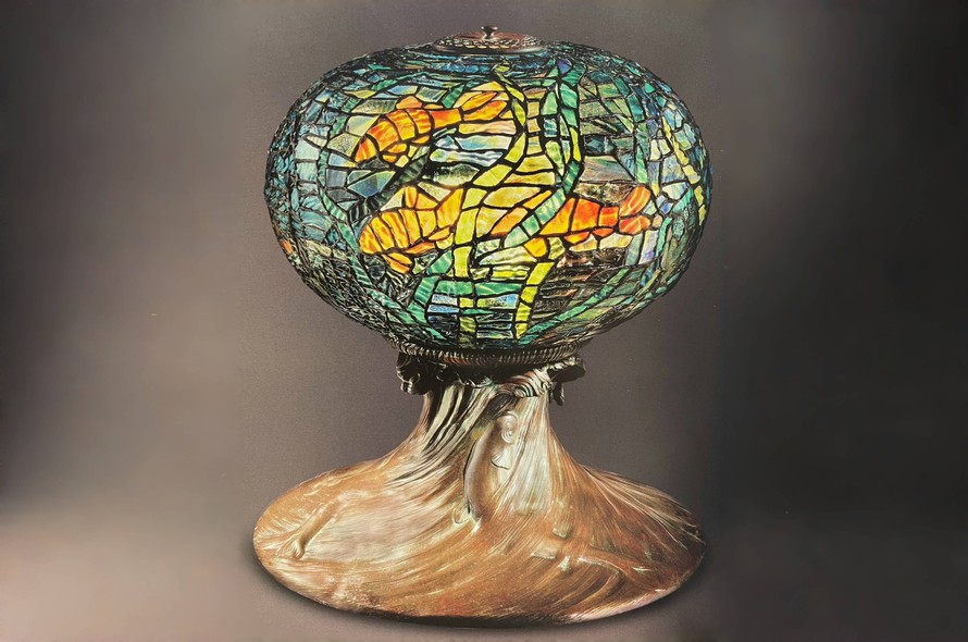 Đèn kính màu Tiffany với chủ đề đại dương mới lạ. Ảnh: The Lamps of Louis Comfort Tiffany