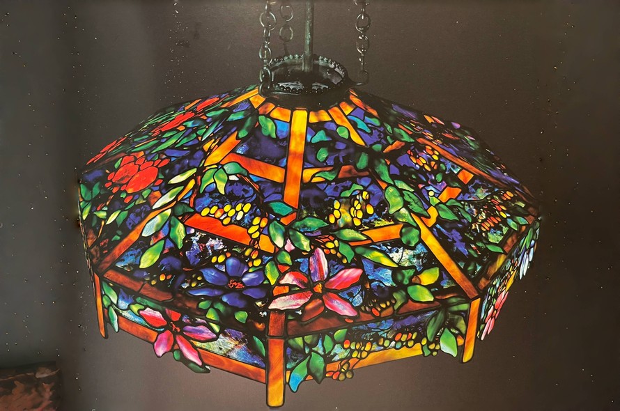 Đèn kính màu Tiffany với sự kết hợp hoa lá và kỹ thuật sơn đặc biệt. Ảnh: The Lamps of Louis Comfort Tiffany