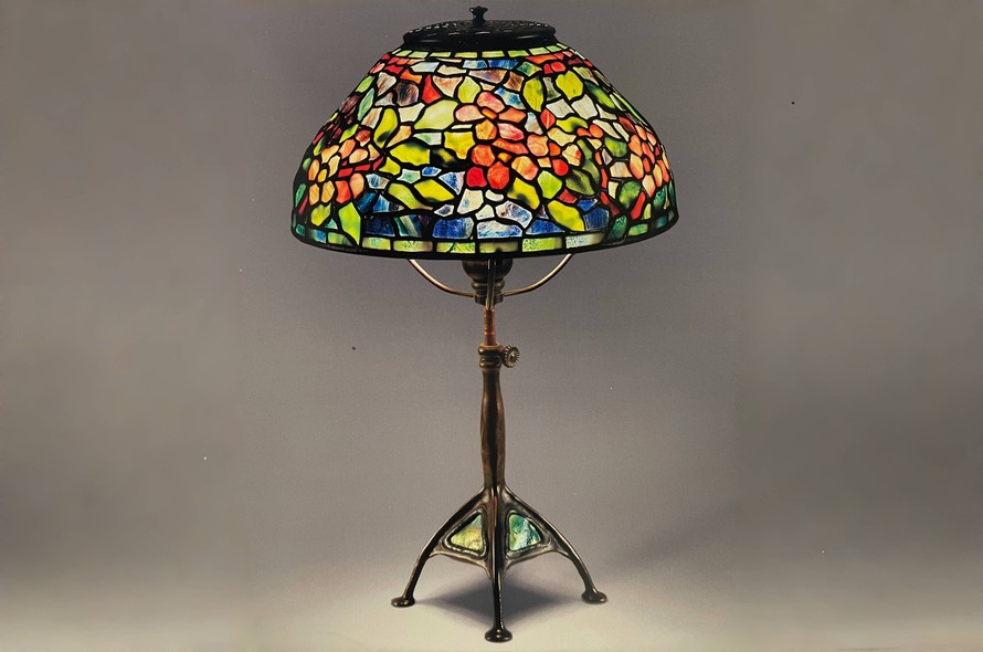 Nét đẹp mong manh của hoa táo được lưu giữ trên đèn kính màu Tiffany. Ảnh: The Lamps of Louis Comfort Tiffany