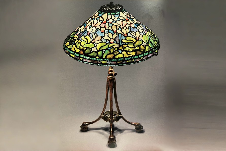 Sắc hoa anh thảo Ba Tư lung linh dưới ánh đèn Tiffany. Ảnh: The Lamps of Louis Comfort Tiffany