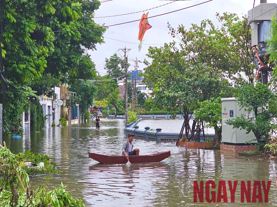 Nước sông Hồng dâng cao gây ngập sâu tại quận Long Biên.