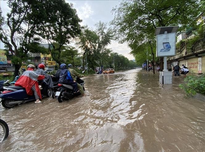 Mưa lớn đầu tuần khiến đường phố Hà Nội ngập, giao thông ùn tắc. 