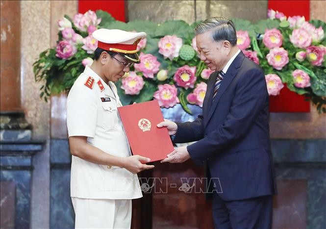 Tổng Bí thư, Chủ tịch nước Tô Lâm trao quyết định bổ nhiệm đồng chí Hồ Đức Anh giữ chức Phó Viện trưởng Viện Kiểm sát nhân dân tối cao.