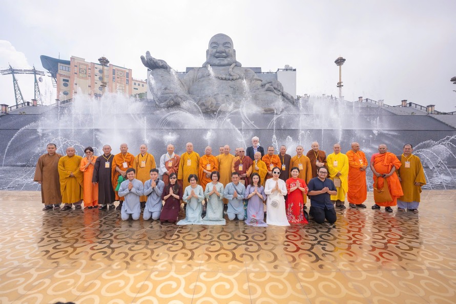 Đoàn đại biểu Vesak 2025 chụp hình lưu niệm dưới chân tượng Bồ Tát Di Lặc. Ảnh: Sun World Ba Den Mountain.