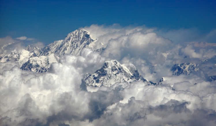 Núi Everest được nhìn thấy trong ảnh chụp từ trên không, bên cạnh núi Ama Dablam. Ảnh: Desmond Boylan.