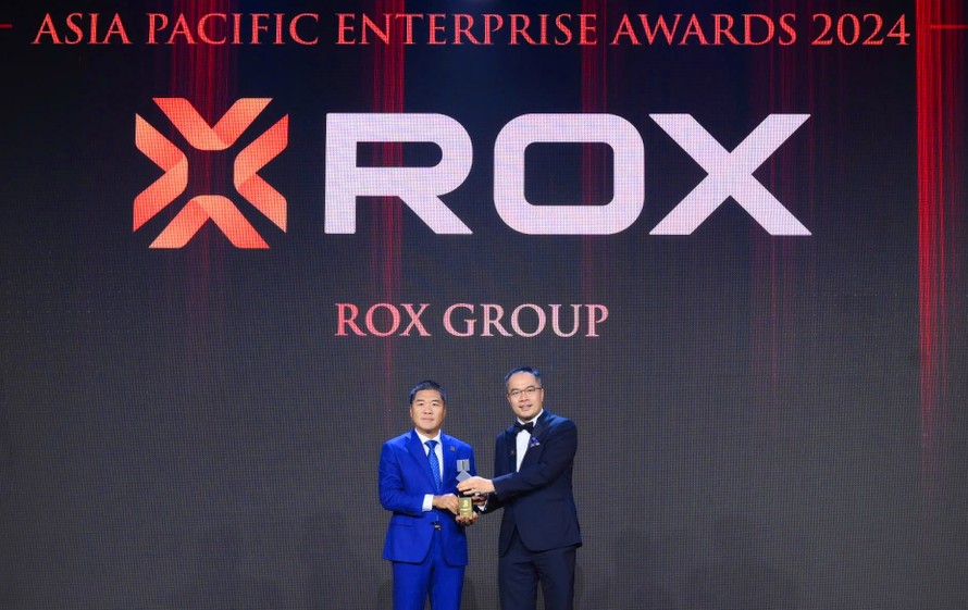 Ông Tạ Ngọc Đa (áo xanh) đại diện ROX Group lên bục vinh danh Doanh nghiệp xuất sắc Châu Á – APEA 2024.