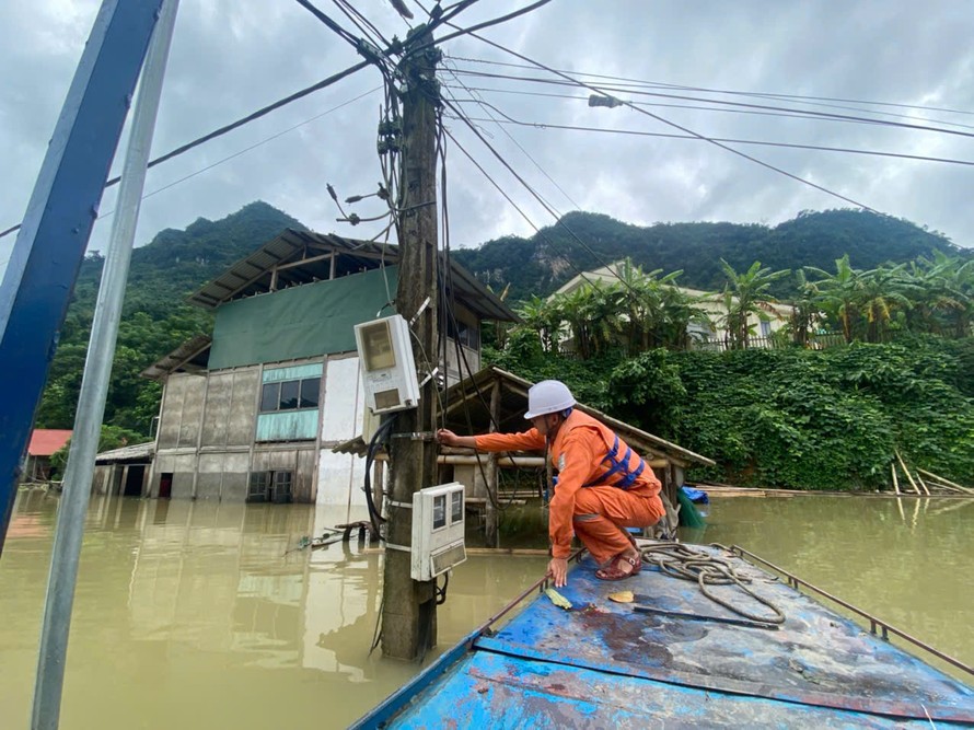 Khắc phục điện sau lũ.