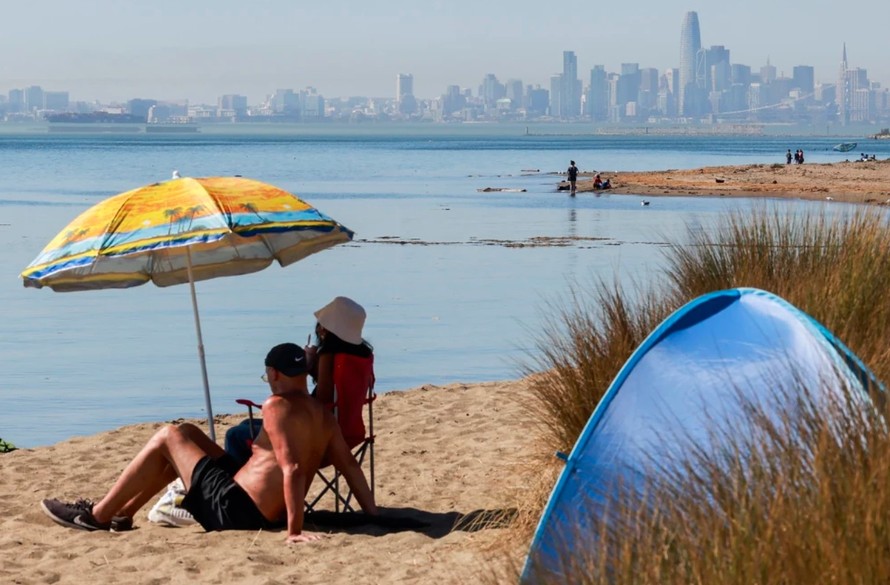 Người dân tránh nóng bên bờ nước tại bãi biển Alameda, California. Ảnh: Jessica Christian/Getty Images