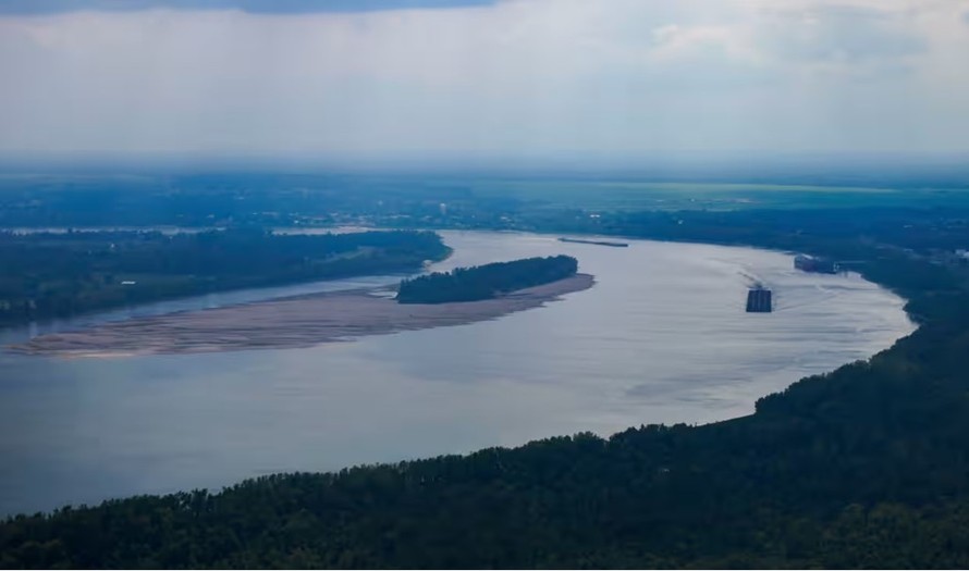 Một tàu kéo di chuyển qua các bãi cát giữa mực nước thấp trên sông Mississippi. Ảnh: Gerald Herbert/AP