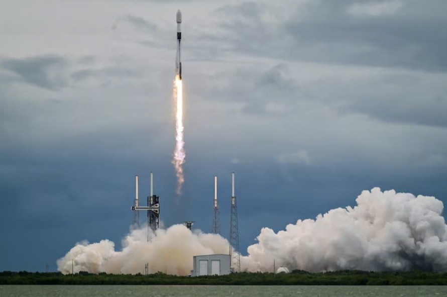 Tên lửa SpaceX Falcon 9 rời bệ phóng tại tổ hợp phóng 40, mang theo tàu vũ trụ Hera của Cơ quan Vũ trụ châu Âu. Ảnh: Steve Nesius