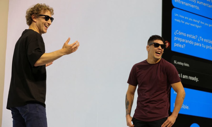 Mark Zuckerberg giới thiệu kính thông minh Ray-Ban Meta cùng võ sĩ MMA Brandon Moreno. Ảnh: Manuel Orbegozo/Reuters