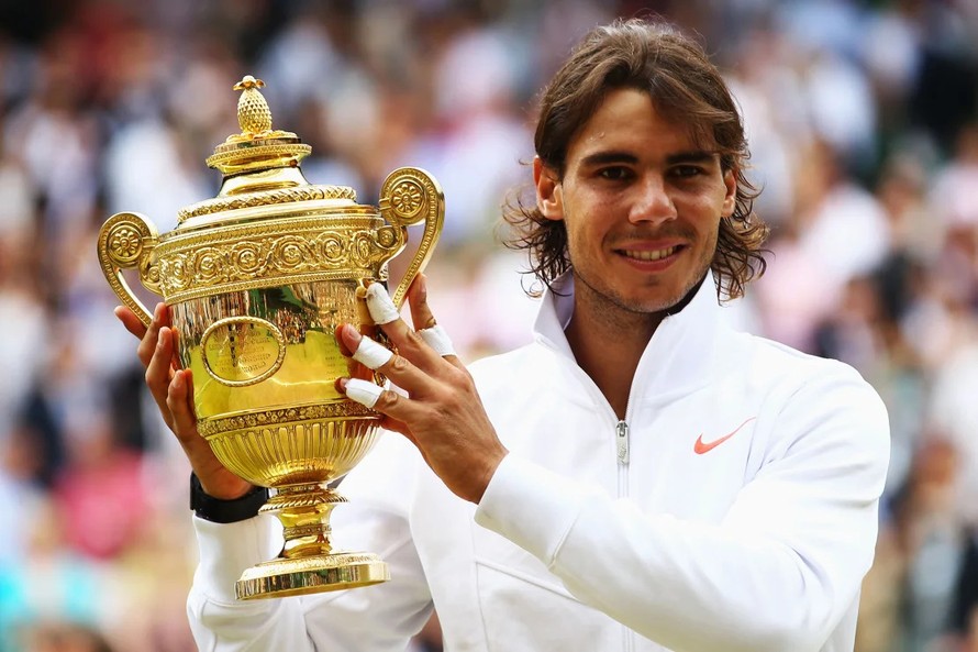 Rafael Nadal cùng với chức vô địch Wimbledon 2010. Ảnh: Julian Finney/Getty Images