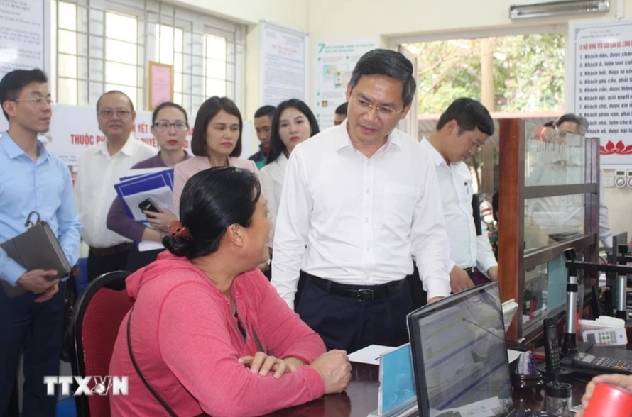 Phó Chủ tịch UBND thành phố Hà Nội Hà Minh Hải trao đổi với người dân làm thủ tục hành chính tại UBND phường Quảng An, quận Tây Hồ, Hà Nội. Ảnh: Nguyễn Thắng/TTXVN