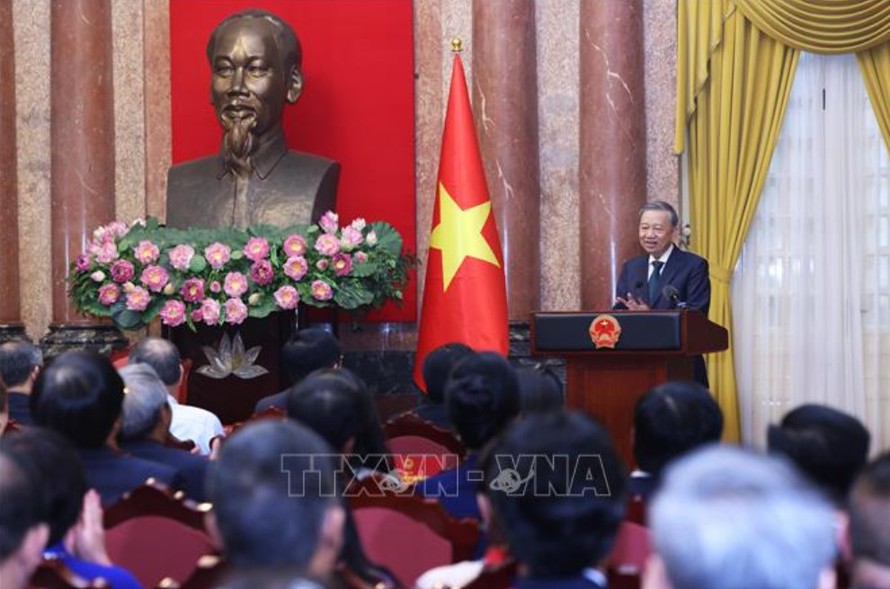 Tổng Bí thư, Chủ tịch nước Tô Lâm nói chuyện với các đại biểu doanh nhân tiêu biểu. Ảnh: Lâm Khánh/TTXVN