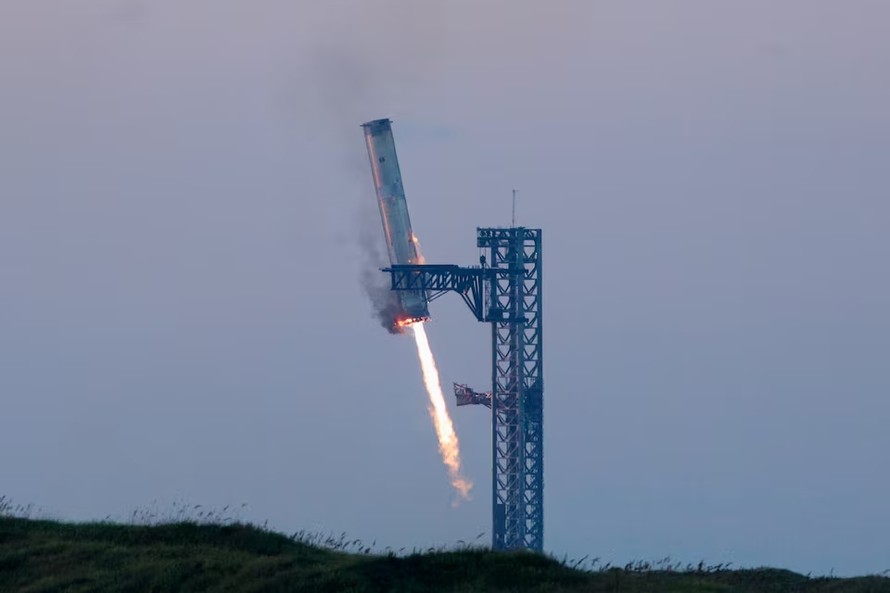 Tầng đẩy Super Heavy được thu hồi thành công trong lần bay thử thứ năm của tên lửa Starship. Ảnh: Reuters/Kaylee Greenlee Bea