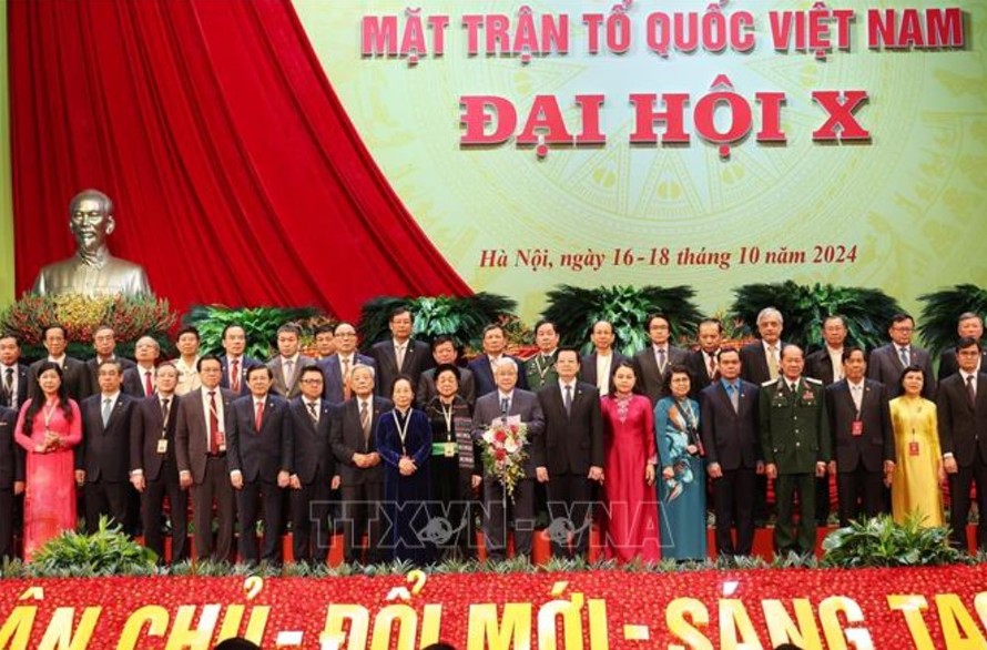 Đoàn Chủ tịch UBTW MTTQ khoá X, nhiệm kỳ 2024 - 2029 ra mắt Đại hội. Ảnh: TTXVN