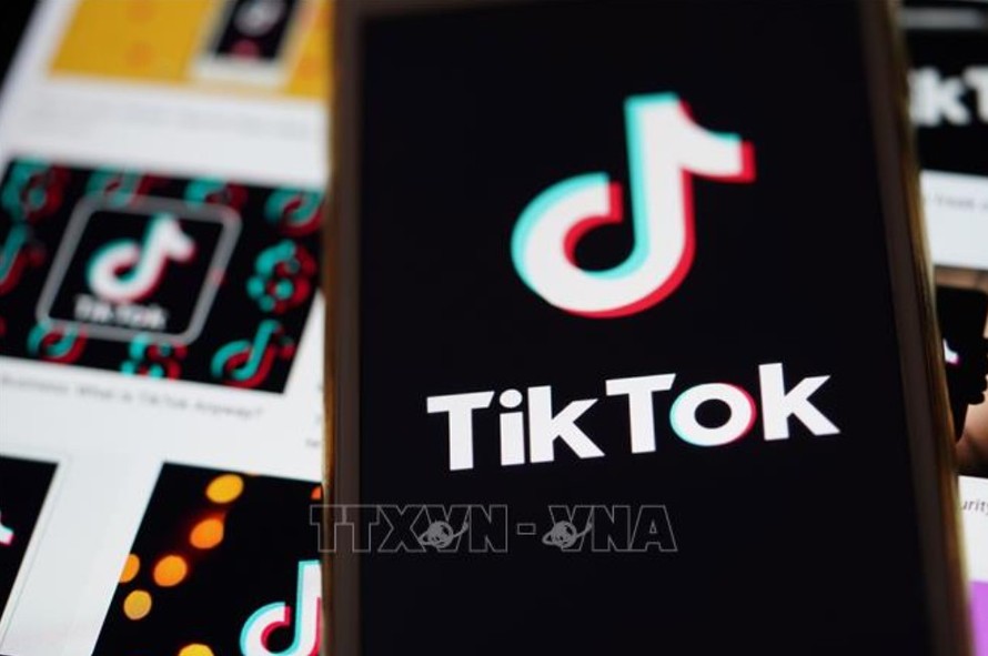 Biểu tượng của TikTok trên màn hình điện thoại thông minh. Ảnh: THX/TTXVN