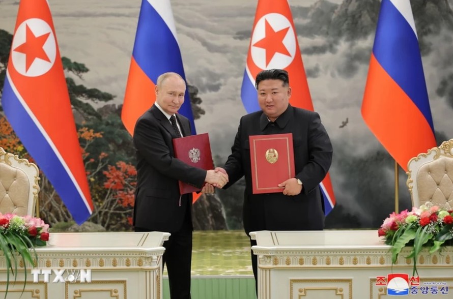 Tổng thống Nga Vladimir Putin (trái) và nhà lãnh đạo Triều Tiên Kim Jong Un ký hiệp ước về quan hệ đối tác chiến lược toàn diện giữa hai nước ngày 19/6/2024. Ảnh: Yonhap/TTXVN