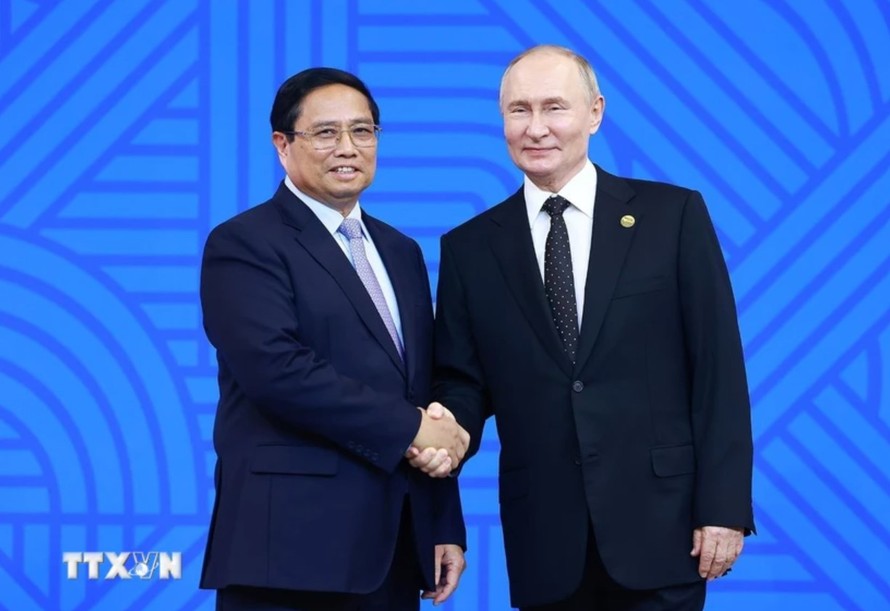 Tổng thống Liên bang Nga Vladimir Putin, Chủ tịch Nhóm BRICS năm 2024 đón Thủ tướng Phạm Minh Chính. Ảnh: Dương Giang/TTXVN