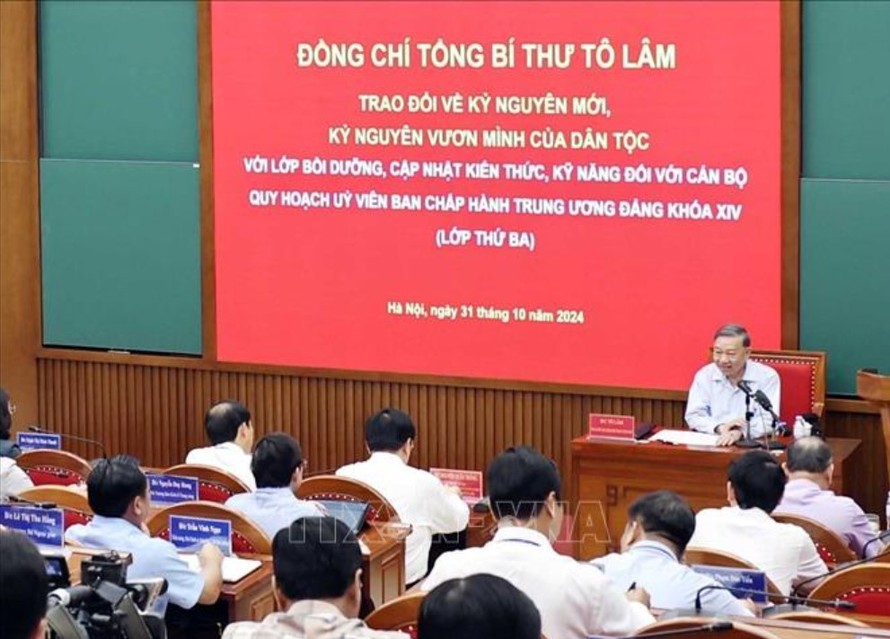 Tổng Bí thư Tô Lâm trao đổi với các học viên cán bộ quy hoạch Ủy viên Trung ương Đảng khoá 14 về kỷ nguyên mới, kỷ nguyên vươn mình của dân tộc. Ảnh: Thống Nhất/TTXVN