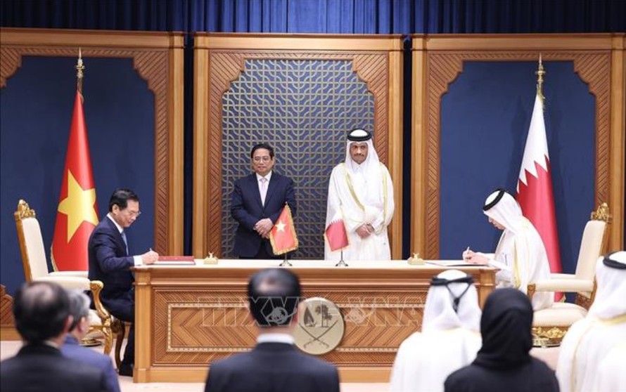 Thủ tướng Phạm Minh Chính và Thủ tướng Nhà nước Qatar Sheikh Mohammed bin Abdulrahman bin Jasim Al-Thani chứng kiến Lễ ký Nghị định thư giữa Chính phủ Việt Nam và Chính phủ Qatar sửa đổi Hiệp định giữa Chính phủ Việt Nam và Chính phủ Qatar về vận chuyển hàng không. Ảnh: Dương Giang/TTXVN