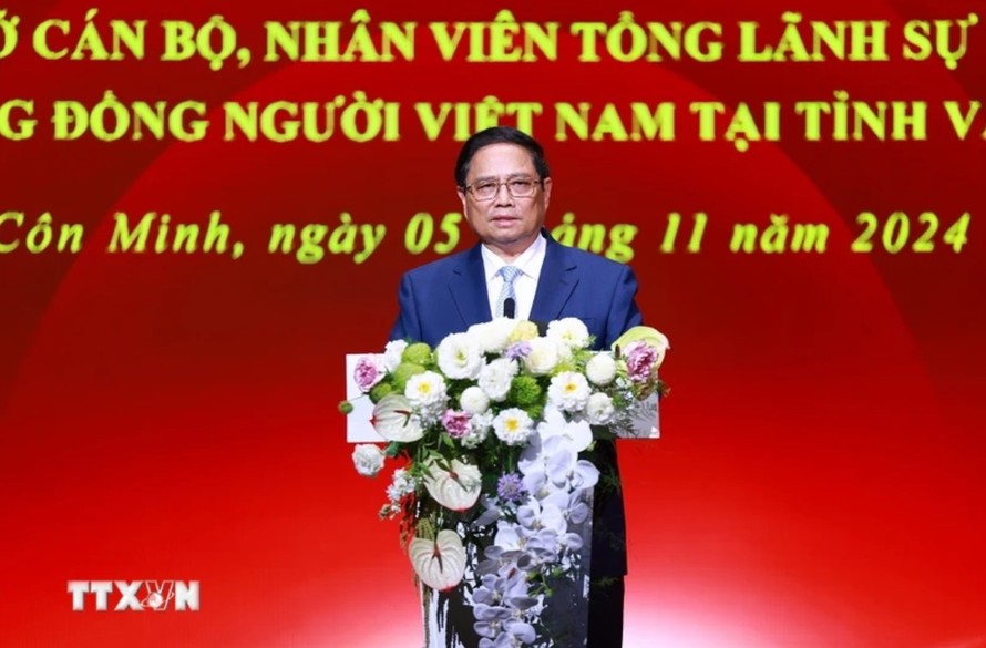 Thủ tướng Phạm Minh Chính phát biểu tại buổi gặp cán bộ, nhân viên Tổng lãnh sự quán và cộng đồng người Việt Nam tại tỉnh Vân Nam. Ảnh: Dương Giang/TTXVN