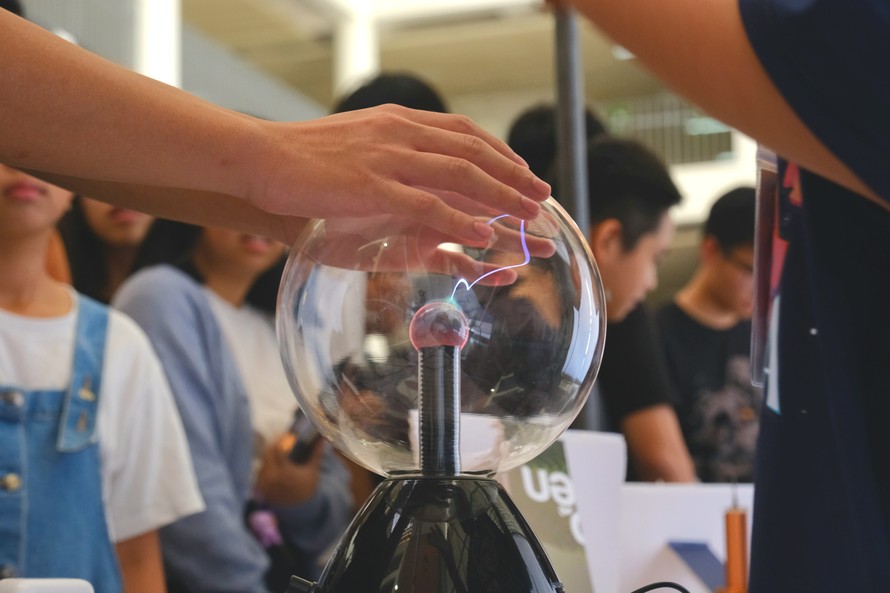 Khách tham gia trải nghiệm thí nghiệm Plasma ball.