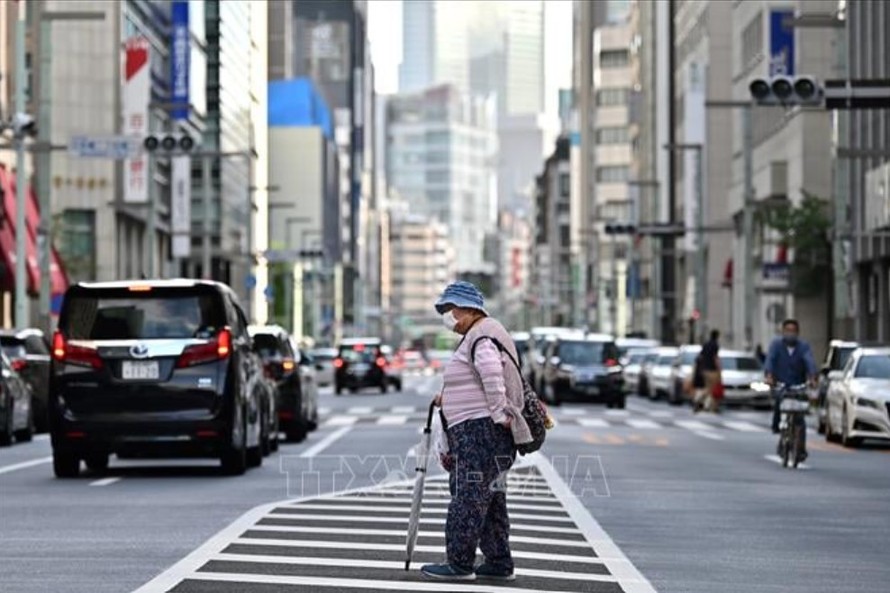 Người cao tuổi di chuyển trên đường phố tại Tokyo, Nhật Bản. Ảnh tư liệu: AFP/TTXVN