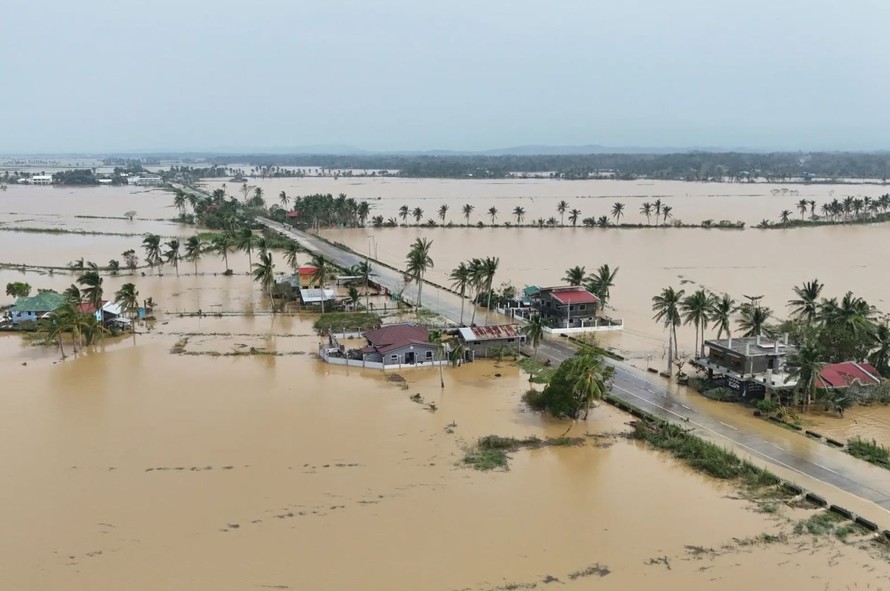 Nhà cửa và ruộng lúa ở thị trấn Buguey, tỉnh Cagayan chìm trong biển nước. Ảnh: Getty Images