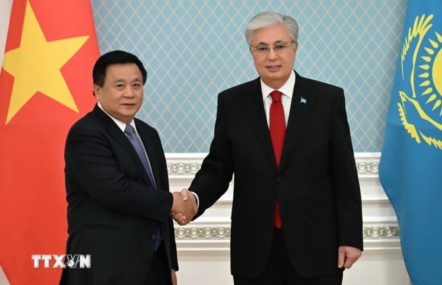 Ông Nguyễn Xuân Thắng chào Tổng thống Kazakhstan Kassym-Jomart Tokayev. Ảnh: Tâm Hằng/TTXVN