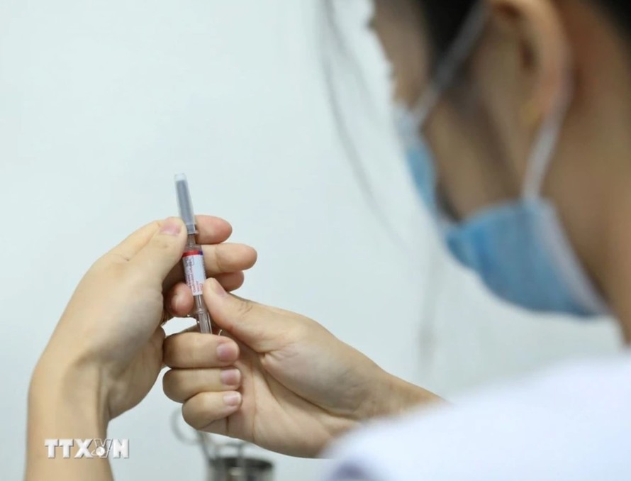 Chuẩn bị tiêm vaccine phòng cúm. Ảnh: Minh Quyết/TTXVN