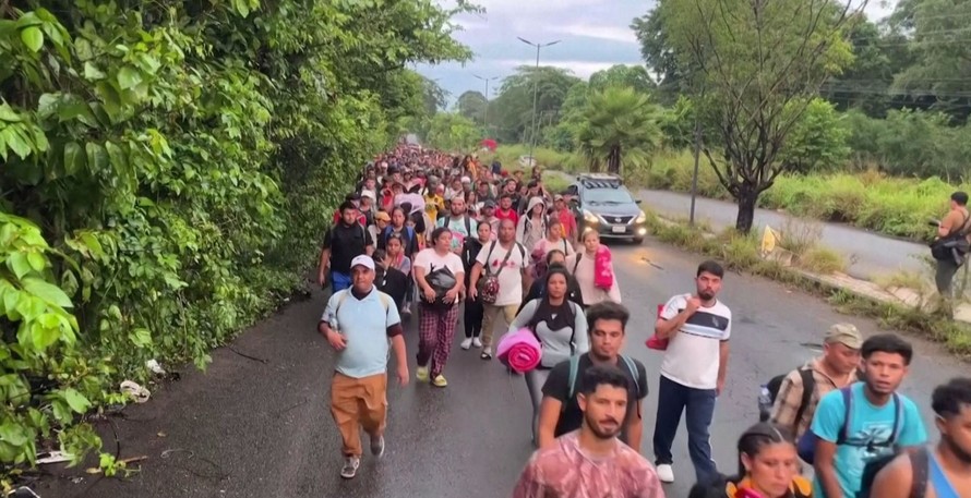 Đoàn người di cư từ miền nam Mexico, vào ngày 20/11/2024. Ảnh: Reuters/TTXVN. 