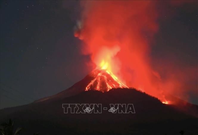 Núi lửa Lewotobi Laki-Laki ở Đông Flores, tỉnh Đông Nusa Tenggara, Indonesia, phun trào ngày 8/11/2024. Ảnh: THX/TTXVN