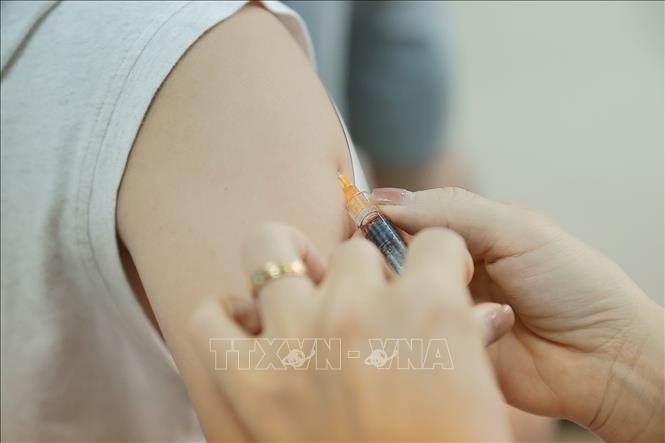 Tiêm vaccine là biện pháp phòng bệnh hữu hiệu. Ảnh: TTXVN