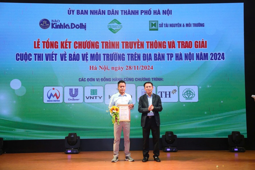 Phó Chủ tịch UBND TP. Hà Nội Nguyễn Trọng Đông trao giải Nhất Cuộc thi viết về bảo vệ môi trường trên địa bàn TP. Hà Nội năm 2024 cho tác giả Nguyễn Quý.