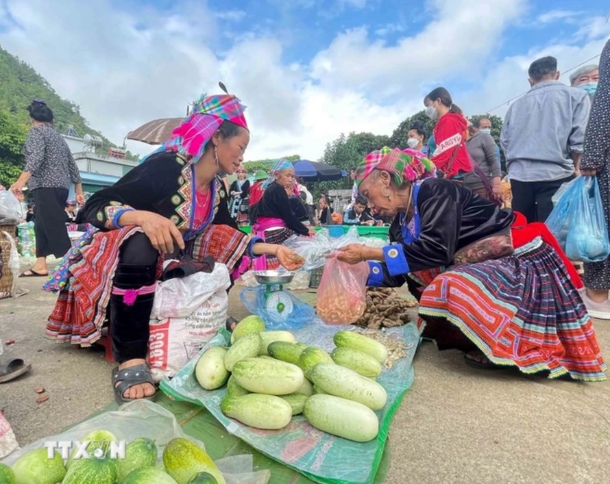 Chợ phiên của bà con dân tộc Mông ở xã Tả Lèng, huyện Tam Đường, tỉnh Lai Châu. Ảnh: Đinh Thùy/TTXVN