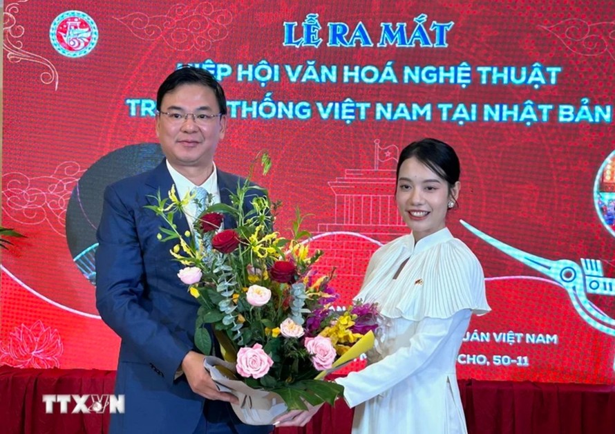 Đại sứ Việt Nam tại Nhật Bản Phạm Quang Hiệu chúc mừng bà Đỗ Khánh Hân, Chủ tịch Hiệp hội Văn hóa Nghệ thuật truyền thống Việt Nam tại Nhật Bản. Ảnh: Nguyễn Tuyến/TTXVN