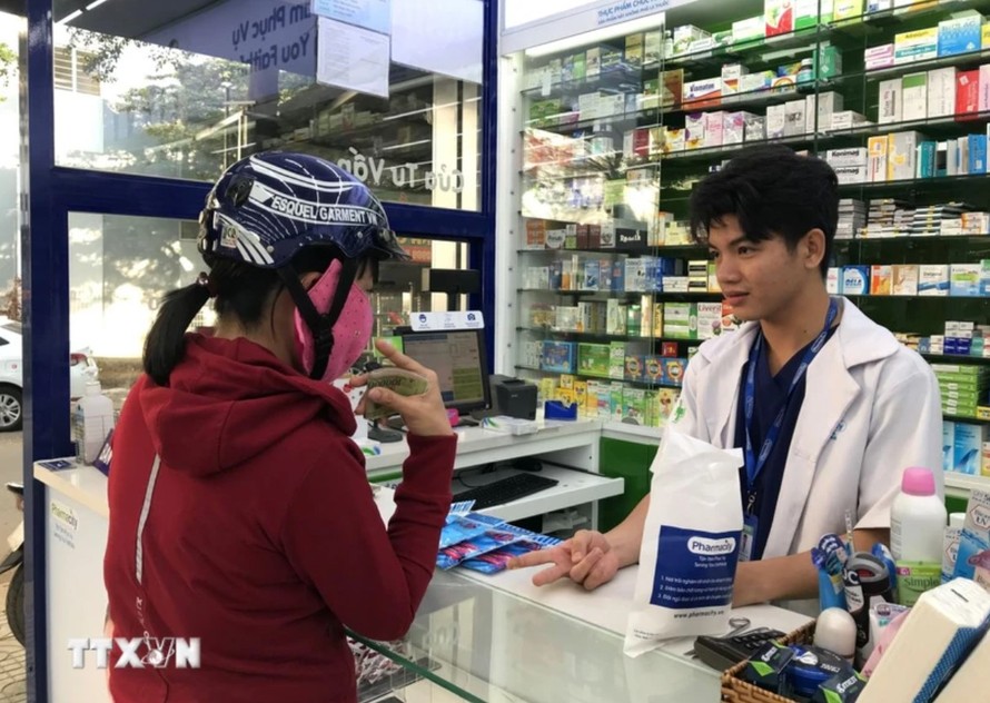 Người dân đến mua thuốc tại một cửa hàng thuộc hệ thống Pharmacity. Ảnh: Đinh Hằng/ TTXVN