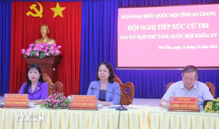 Phó Chủ tịch nước Võ Thị Ánh Xuân cùng Đoàn đại biểu Quốc hội tỉnh An Giang tiếp xúc cử tri huyện Phú Tân. Ảnh: Công Mạo/TTXVN