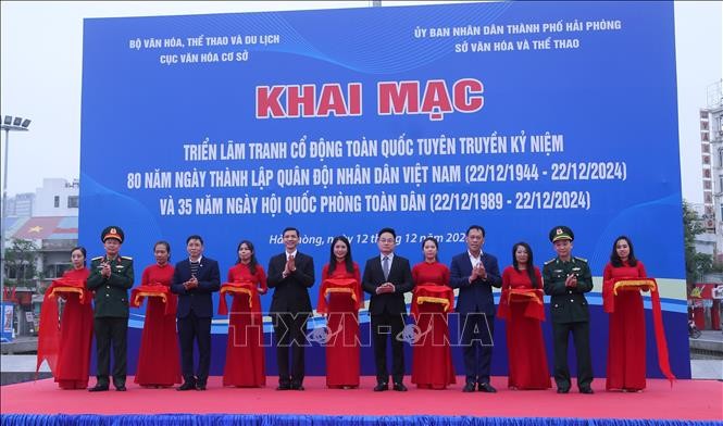 Các đại biểu cắt băng khai mạc Triển lãm.